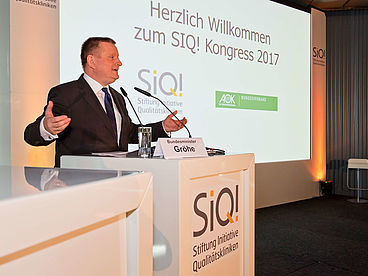 Willkommensworte von Bundesminister Hermann Gröhe auf der Bühne beim SIQ! Kongress 2017
